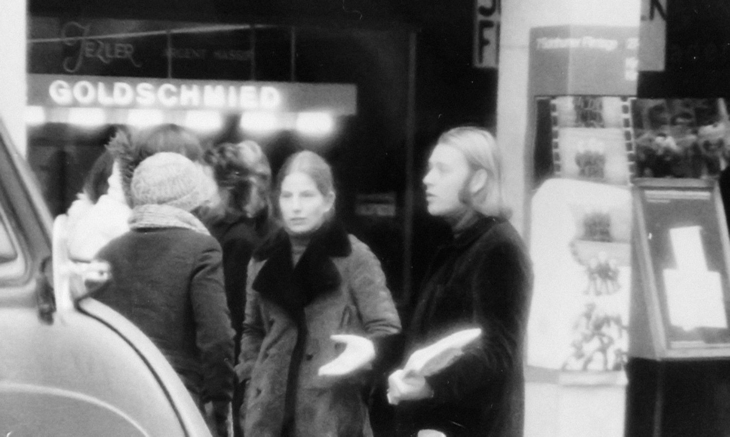 1971 Publikum vor Kino