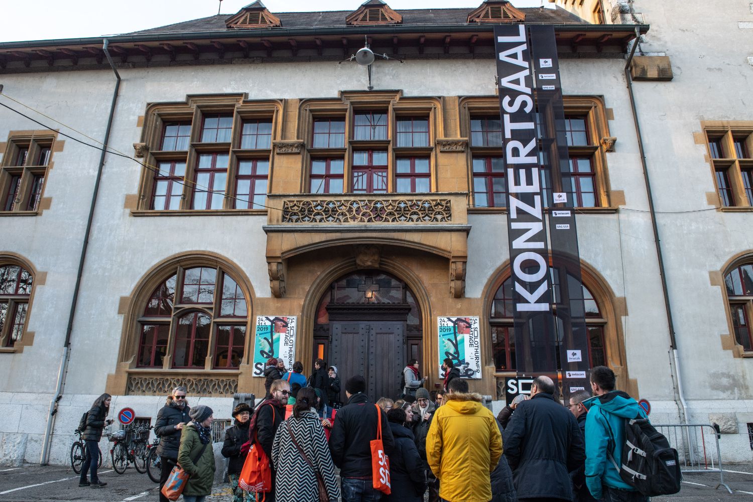 Publikum vor dem Konzertsaal (© module+ / Solothurner Filmtage)